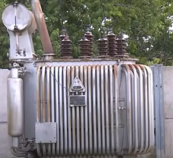 Fotografía del equipamiento técnico de una subestación eléctrica tras la intervención policial por robo de aceite dieléctrico.
