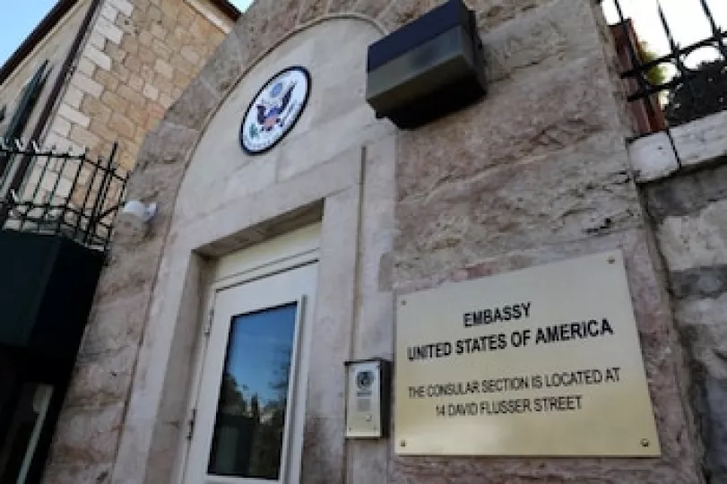 Sede diplomática de Estados Unidos en un entorno de seguridad reforzada.