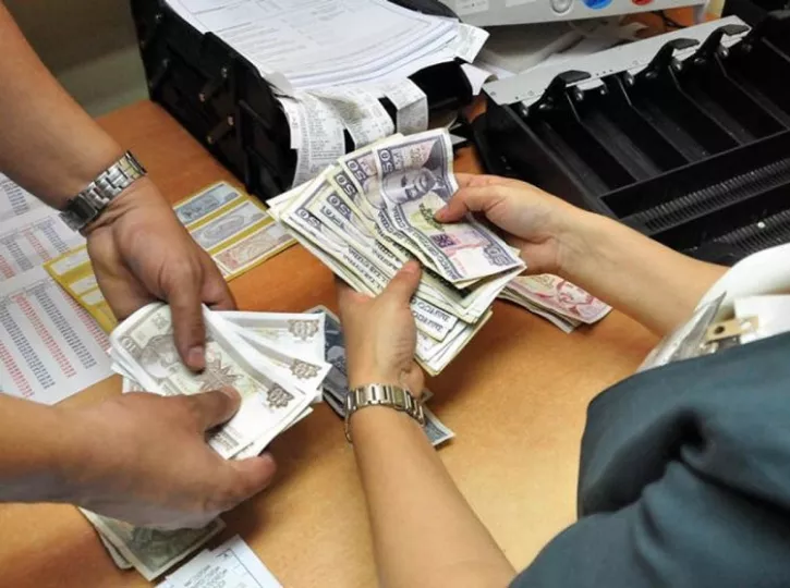 Representación visual de billetes y concepto de salario.