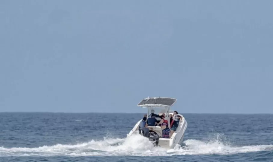Embarcación precaria navegando en mar abierto, representando el peligro de las salidas irregulares desde Cuba.