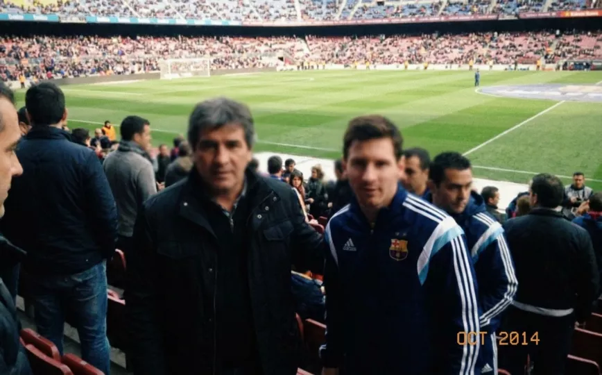 Fotografía de archivo de Jorge Messi junto a su hijo Lionel Messi en un evento deportivo.