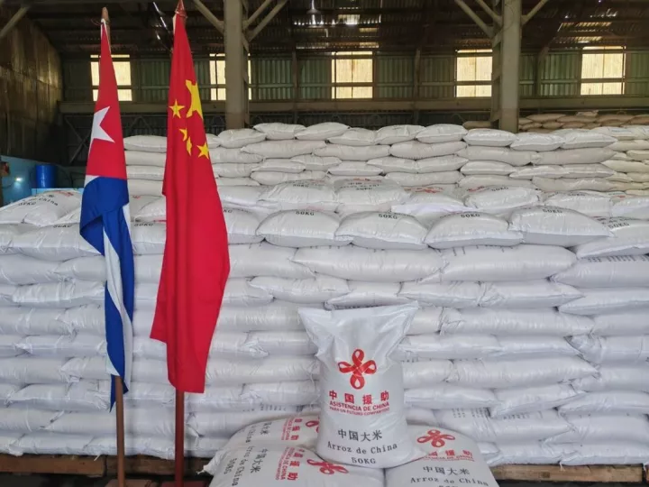 Sacos de arroz procedentes de China con etiquetas de asistencia durante la recepción en el puerto de La Habana.