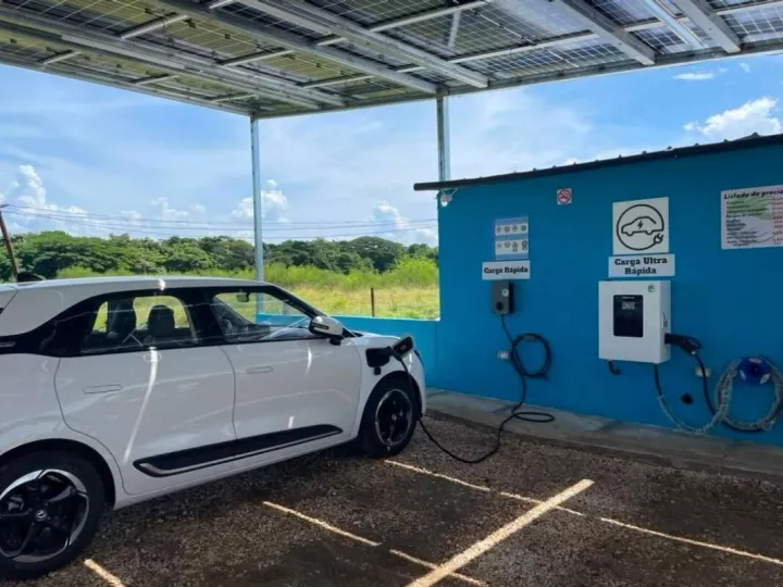 Vista de la nueva estación de carga solar para vehículos eléctricos inaugurada en Villa Clara.