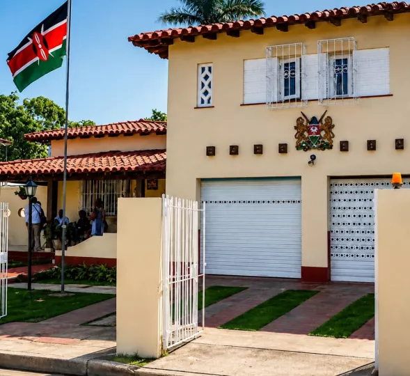 Fachada de la antigua embajada de கனia en La Habana, Cuba.