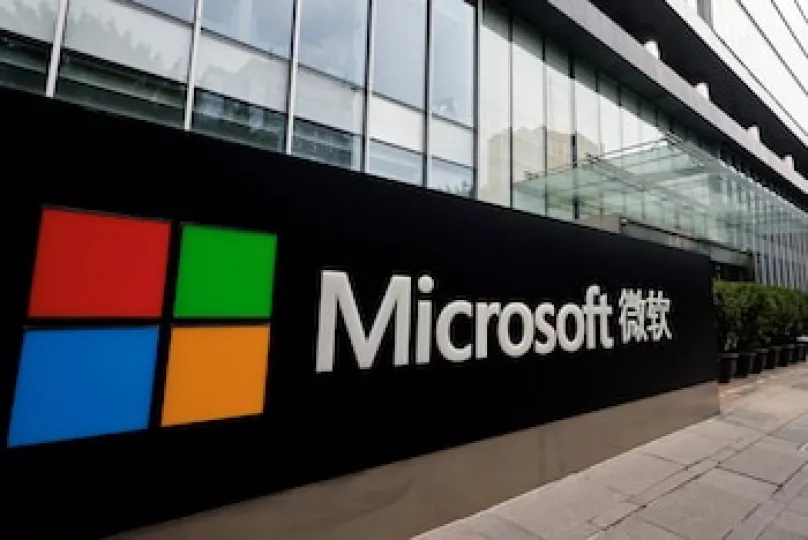 Logotipo de Microsoft en una oficina con diseño corporativo.
