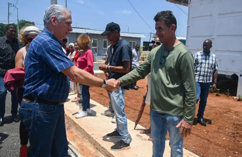 Miguel Díaz-Canel Bermúdez recorriendo la nueva comunidad residencial Los Tamarindos en La Habana durante el acto de entrega de viviendas.