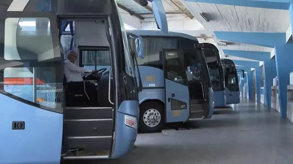 Autobuses de la empresa de Ómnibus Nacionales de Cuba estacionados.
