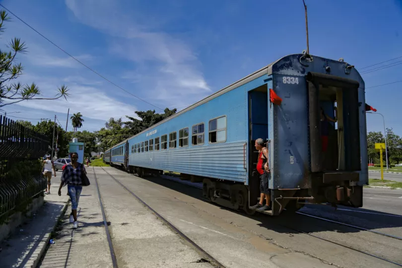 Tren de pasajeros en una vía férrea de Cuba.