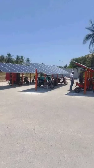 Instalaciones de carga para vehículos eléctricos con paneles solares en la zona de Playa del Megano.