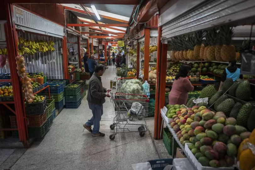 Imagen de un mercado con productos alimenticios de primera necesidad.