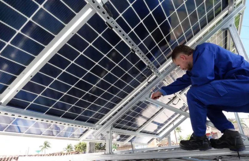 Instalación de paneles solares fotovoltaicos en un parque energético.