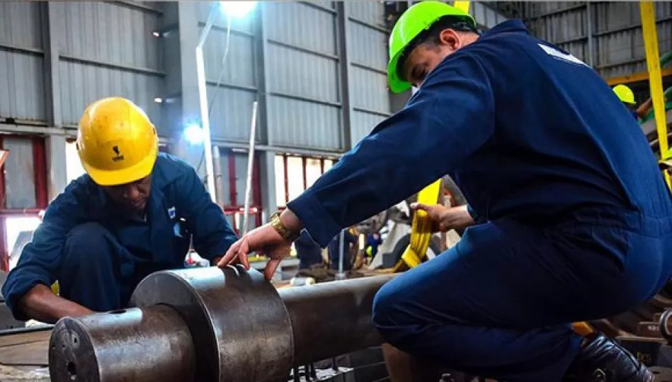 Operarios realizando trabajos de mantenimiento en una unidad de una central termoeléctrica.