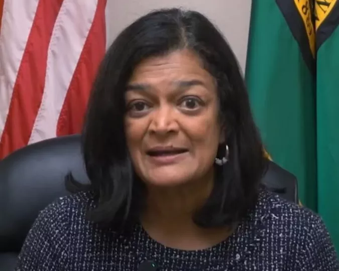 La congresista demócrata Pramila Jayapal durante una intervención pública.