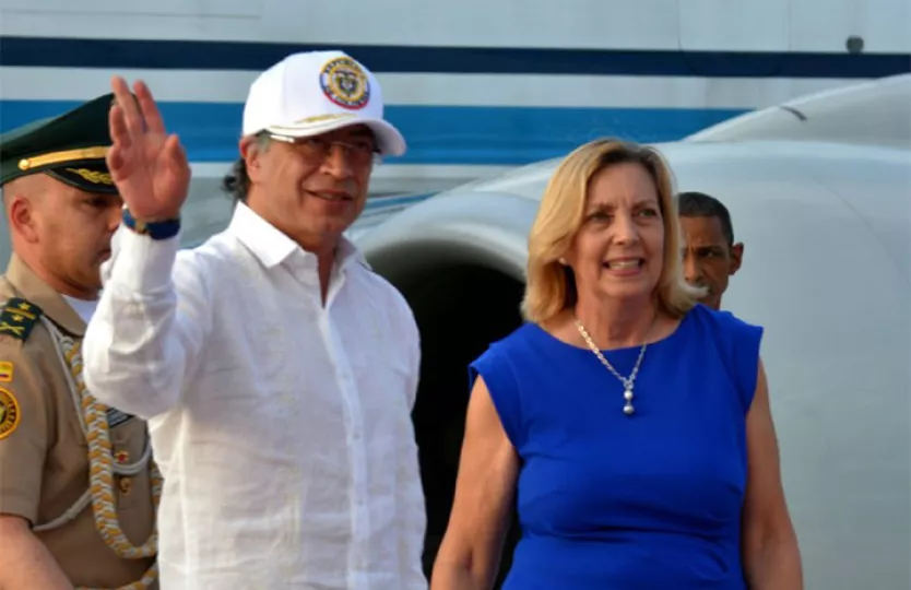 El presidente de Colombia, Gustavo Petro, siendo recibido a su llegada al Aeropuerto Internacional José Martí en La Habana.