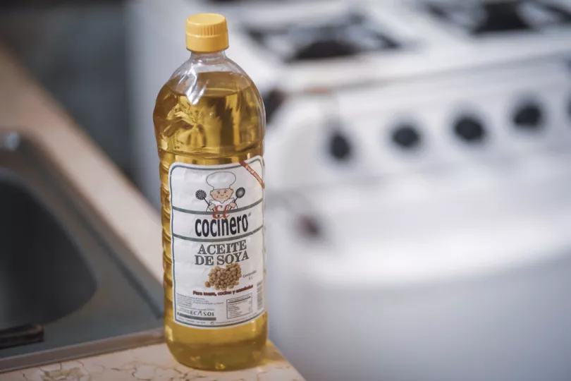 Botella de aceite vegetal sobre un fondo neutro, producto protagonista de las nuevas regulaciones de precios en Cuba.
