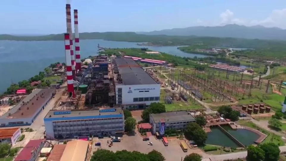 Vista exterior de la Refinería de Petróleo Hermanos Díaz en Santiago de Cuba.