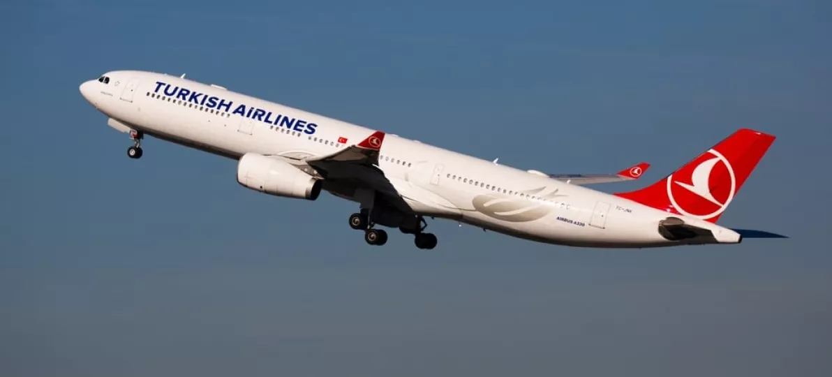 Avión de Turkish Airlines en pista de aterrizaje.