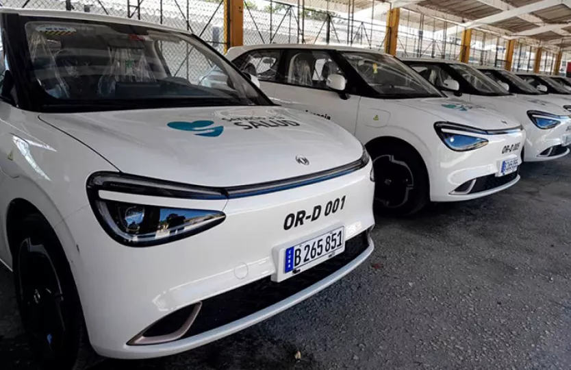 Vehículos eléctricos asignados al transporte de pacientes para el servicio de hemodiálisis en Holguín.