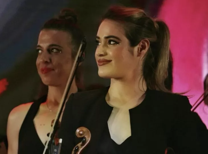 La violinista Jennifer Dávila Yanes tocando durante un concierto de la gira Yandel Sinfónico.