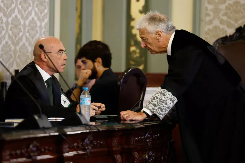 El magistrado Luis Díez-Picazo habla, este lunes, con el coordinador jurídico de Vox, Jorge Buxadé, antes de la vista en el Tribunal Supremo para estudiar las medidas cautelares sobre los efectos electorales de la 'ley de nietos
