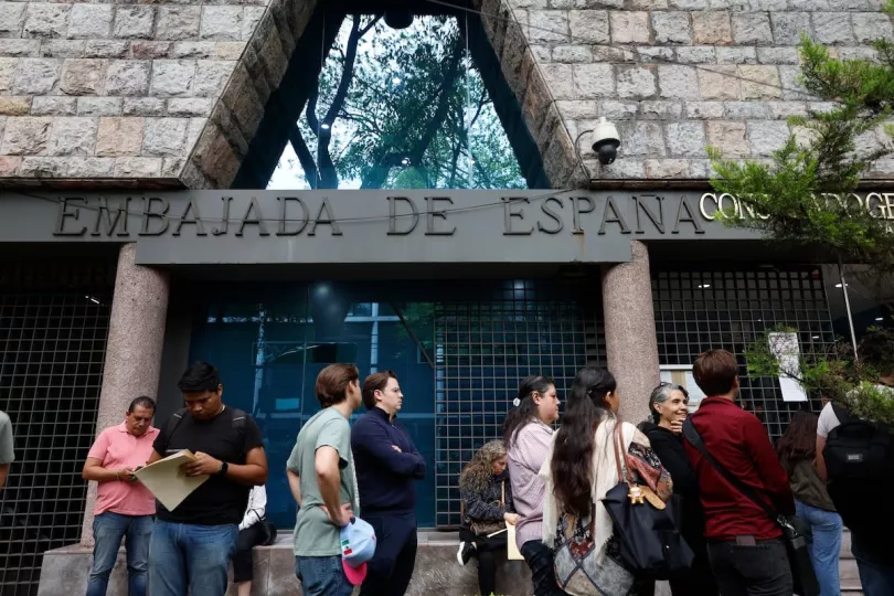 Un grupo de personas hacían fila en la embajada de España este martes en la Ciudad de México (México)