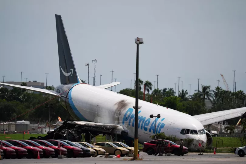 Un avión de carga de Amazon averiado yacía cerca de un estacionamiento el martes, dos días después de salirse de la pista en el Aeropuerto Internacional de Miami.