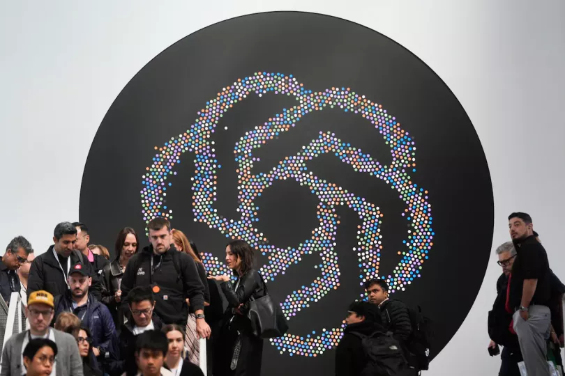 Logo de OpenAI durante una convención en San Francisco