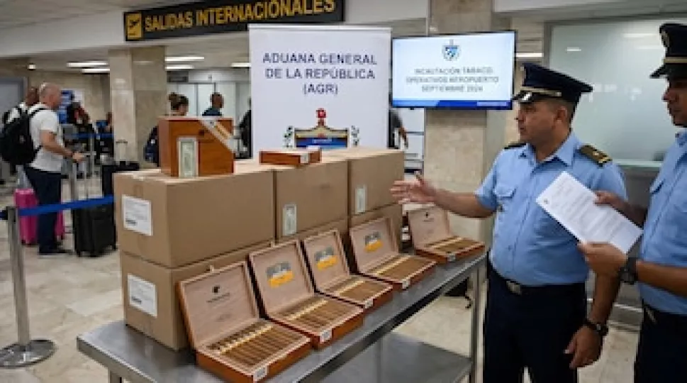 Cajas de puros cubanos decomisadas en un operativo de la Aduana en el aeropuerto.