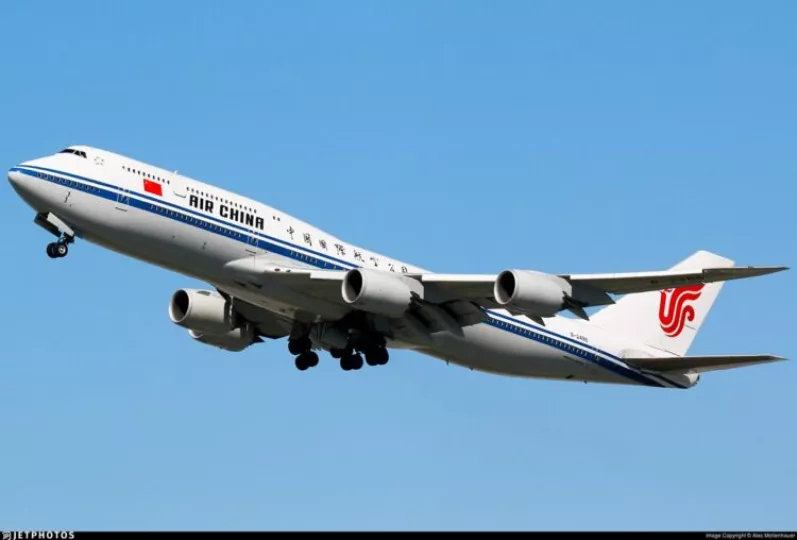 Avión de la aerolínea Air China en pista de aterrizaje.