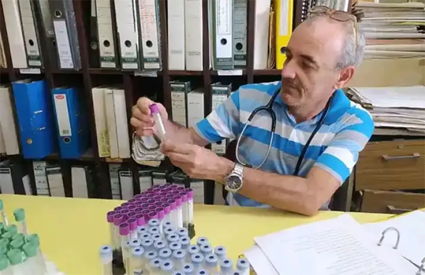 Personal médico trabajando en el Hospital Oncológico Celestino Hernández Robau durante el ensayo clínico del nuevo medicamento.