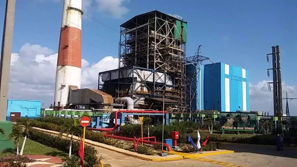 Vista exterior de la planta termoeléctrica Antonio Guiteras en Matanzas, Cuba.