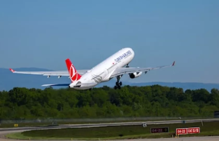 Vista de un avión en una pista de aterrizaje, representando la crisis en la conectividad aérea cubana.