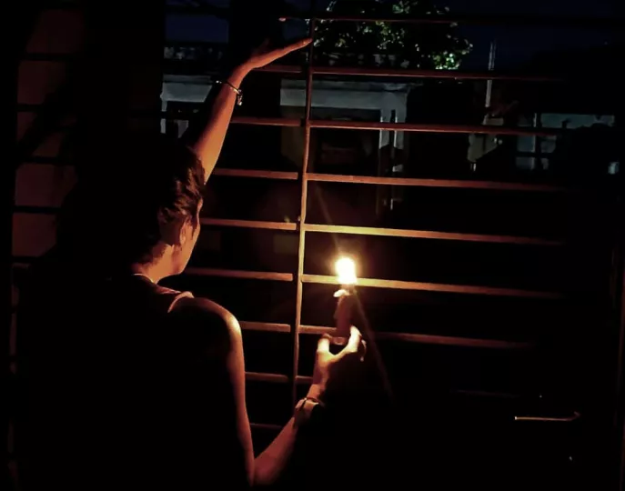 Imagen de una calle oscura en La Habana durante un apagón nocturno.