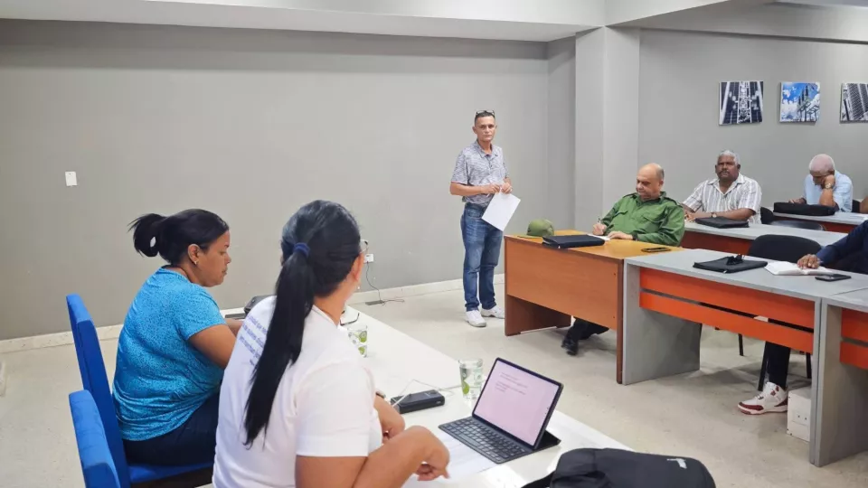 Funcionarios en el Despacho Eléctrico Provincial de Granma durante la coordinación de medidas ante la emergencia energética.