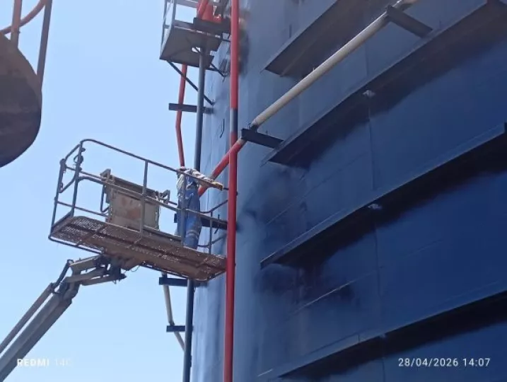 Tanque en proceso de reparación en la base de supertanqueros de Matanzas