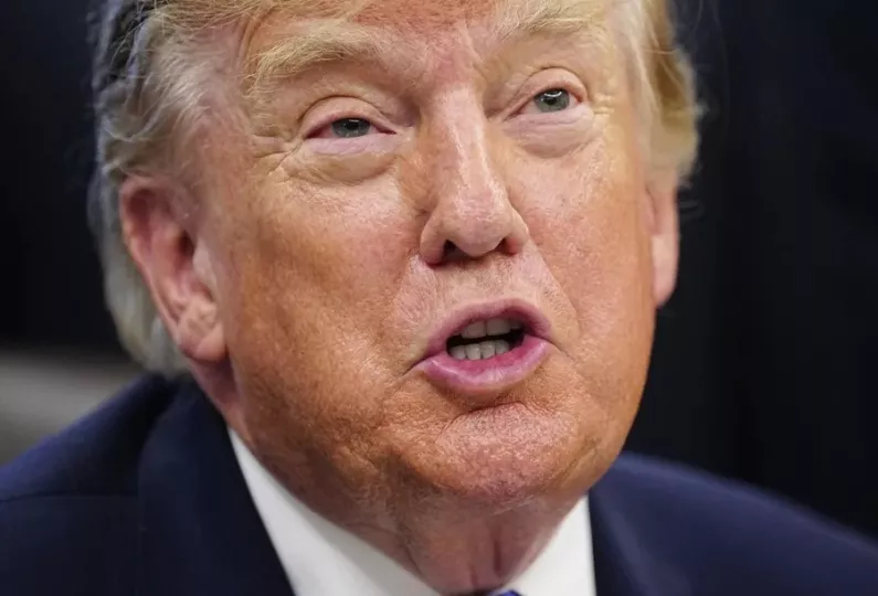 El presidente Donald Trump durante el anuncio de la planta siderúrgica en el Despacho Oval.