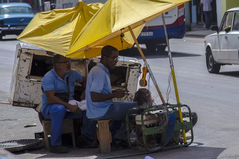 Personal técnico realizando trabajos de mantenimiento en infraestructura de telecomunicaciones.