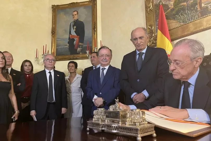 Florentino Pérez y Juan Vivas durante el acto institucional en el Palacio Autonómico de Ceuta.