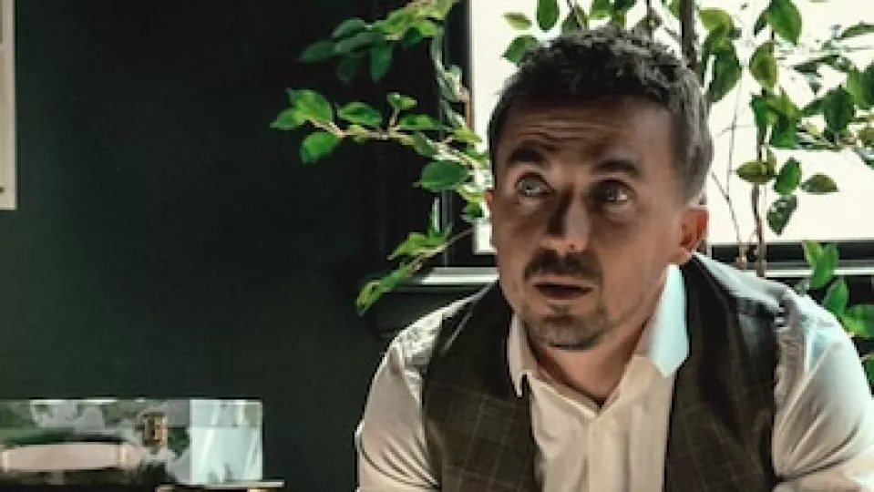 Fotografía de primer plano del actor Frankie Muniz.