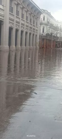 Calles inundadas en La Habana tras intensas lluvias registradas el miércoles.