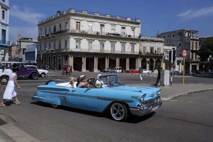 Turistas canadienses durante su estancia en Cuba en un entorno que refleja las condiciones actuales en la isla.