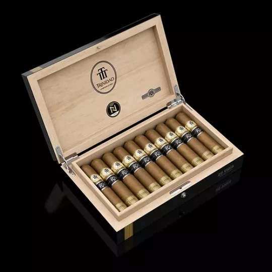 Caja abierta de Trinidad Vigía Reserva Cosecha 2022 con los puros dispuestos en su interior.