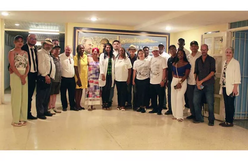 Autoridades hospitalarias y representantes de la orden masónica durante la entrega de la donación médica.