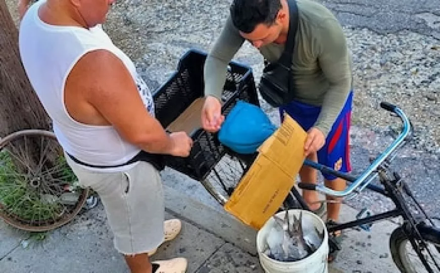 Embarcación pesquera en condiciones precarias reflejando la crisis del sector en Cuba.