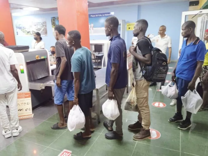 Grupo de ciudadanos haitianos tras su llegada a las costas de Santiago de Cuba.