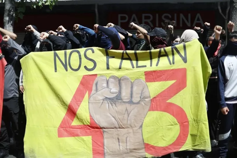 Familiares de los 43 estudiantes desaparecidos de Ayotzinapa durante una jornada de protesta en México.