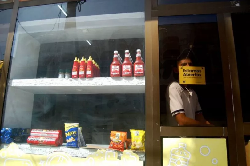 Anaqueles con productos en un negocio privado en Cuba en medio de la crisis económica.