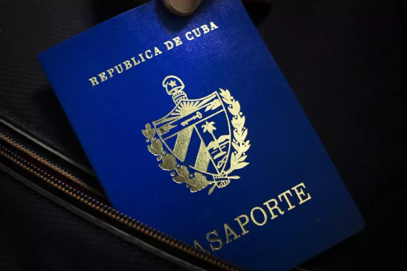 Documento de pasaporte cubano junto a símbolos de trámites migratorios.