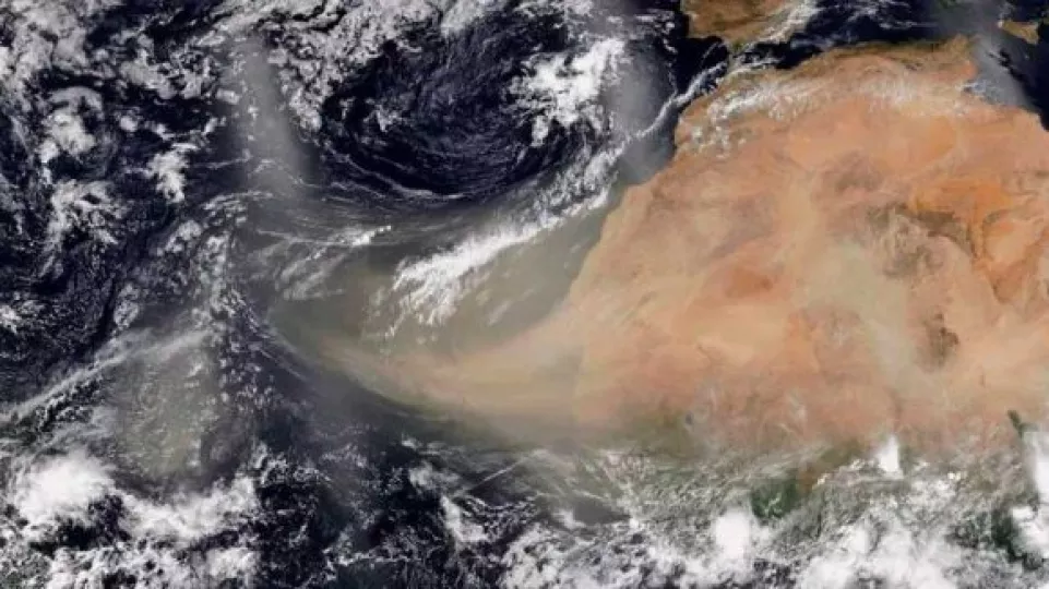 Mapa satelital que muestra la dispersión de polvo del Sahara sobre la región del Caribe.
