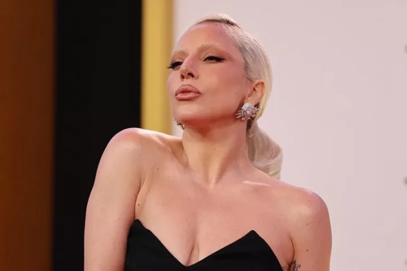 Lady Gaga caminando en un evento público.